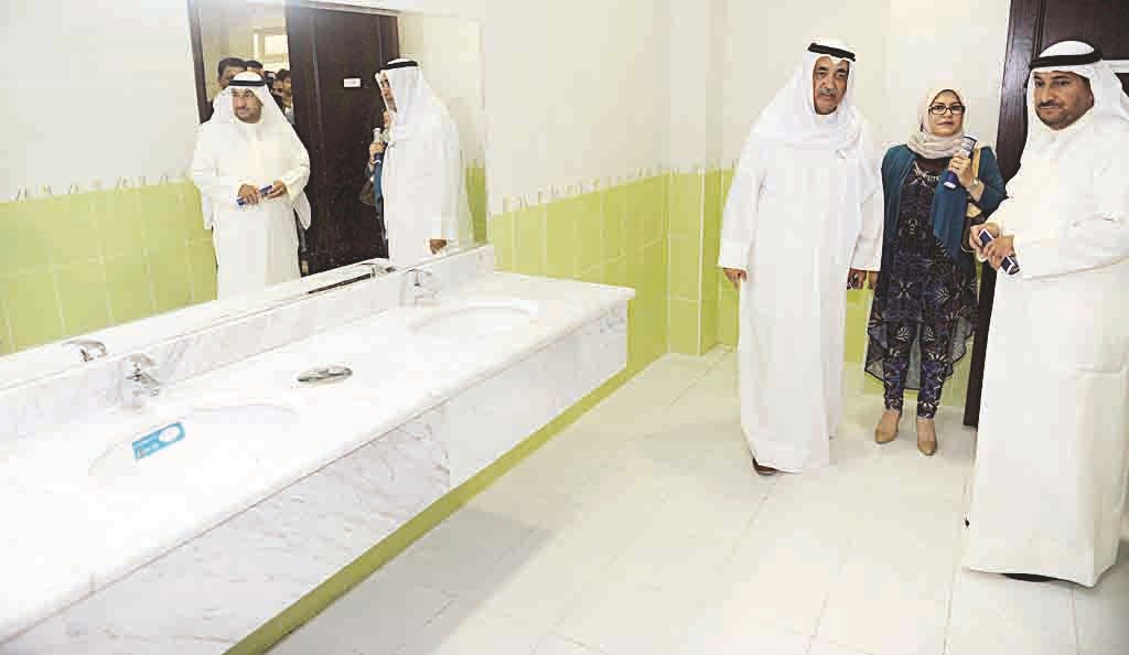 ... ويتفقد مرافق إحدى المدارس