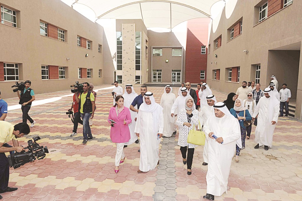 الوزير يتفقد المدارس الجديدة (تصوير طارق عز الدين)