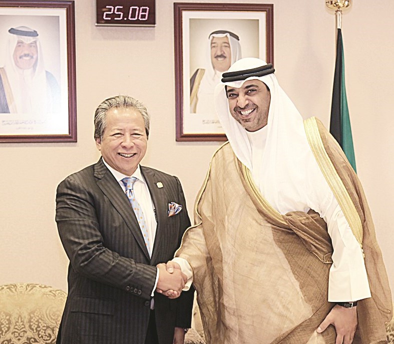 العبدالله مصافحاً الوزير الماليزي