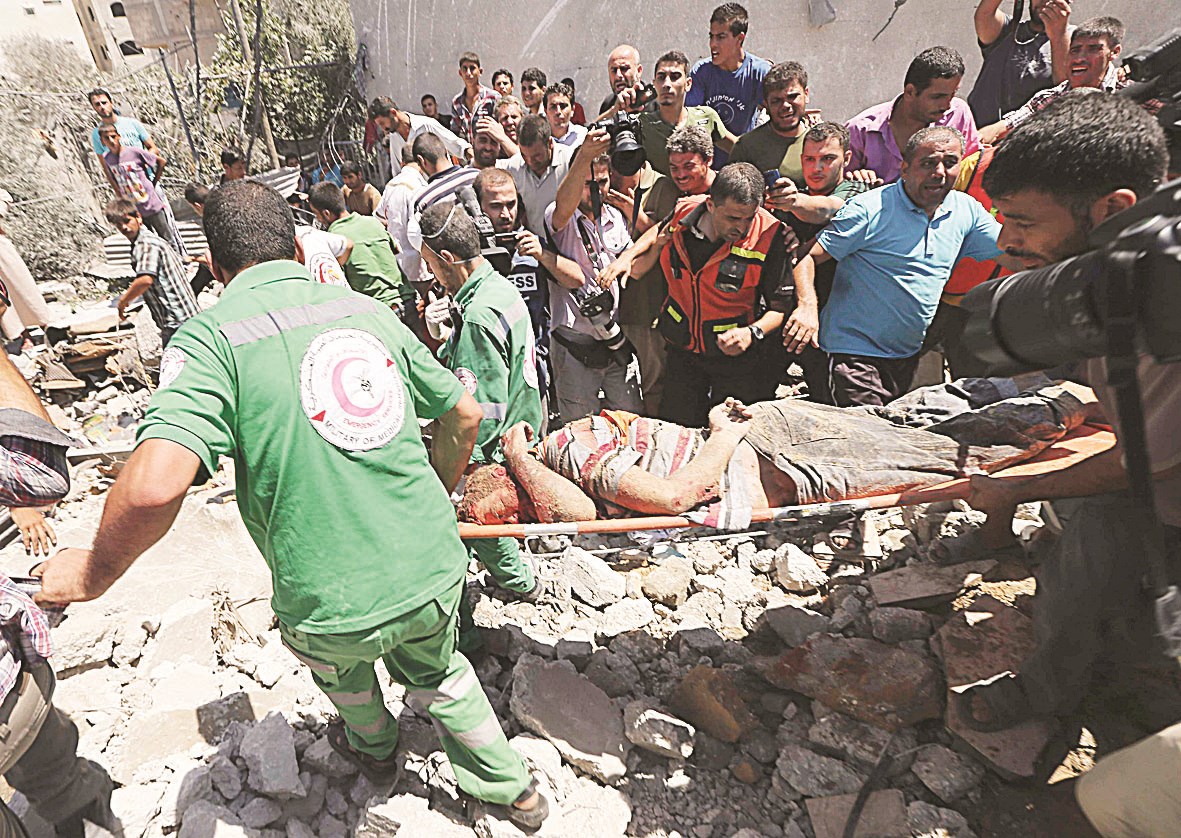 u0645u0633u0639u0641u0648u0646 u064au0646u0642u0644u0648u0646 u062cu062bu0629 u0631u062cu0644 u0642u062au0644 u062au062du062a u0623u0646u0642u0627u0636 u0645u0646u0632u0644u0647 u0628u0642u0635u0641 u0625u0633u0631u0627u0626u064au0644u064a u0641u064a u063au0632u0629 u0623u0645u0633 (u0631u0648u064au062au0631u0632)