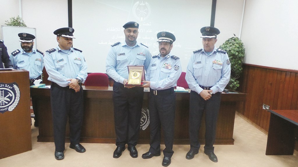 الأنصاري مكرما أحد الخريجين