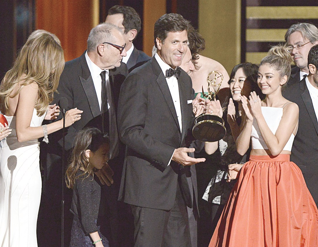 ... وفريق عمل «Modern Family» فرحين ب «أفضل مسلسل كوميدي»
