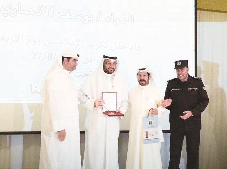 الزميل ناصر فرحان متسلما درعا تكريمية من الأنصاري (تصوير كرم ذياب)