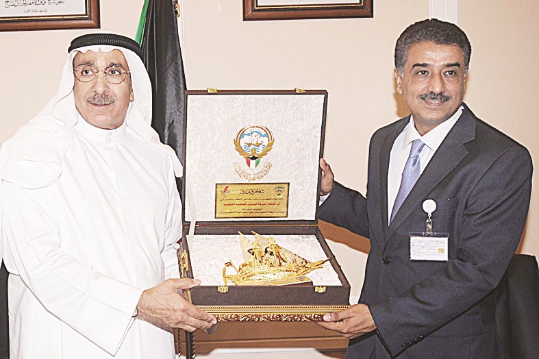 الجسار يكرم رئيس لجنة الترشيد في شركة البترول الوطنية