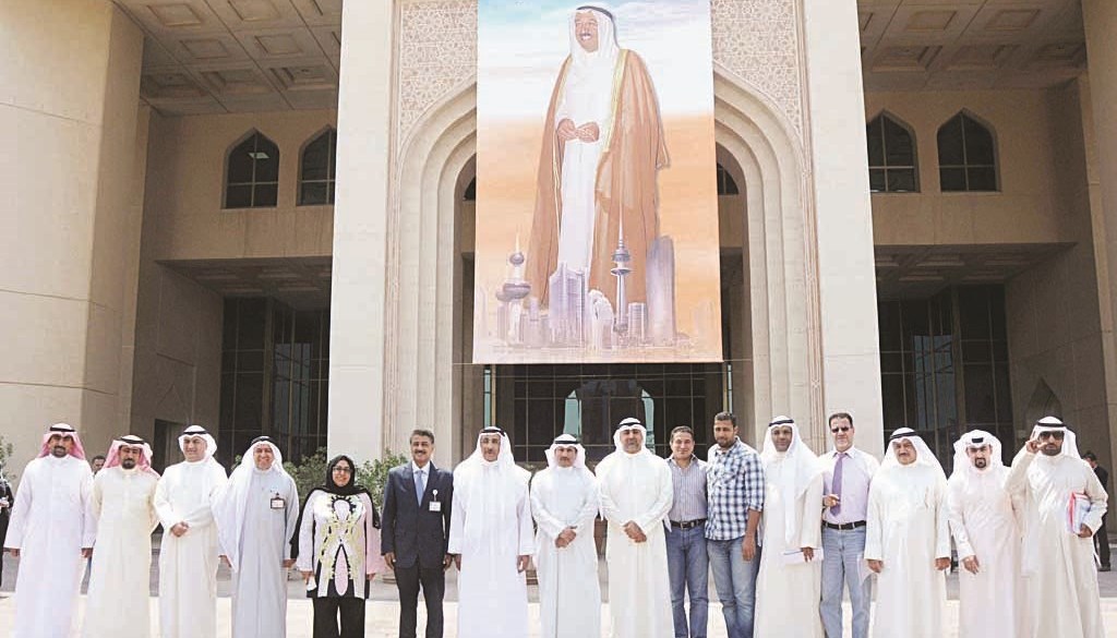 الجسار ومسؤولو الكهرباء في لقطة أمام صورة الأمير المرفوعة احتفالا بلقب «القائد الإنساني» (تصوير جلال معوض)