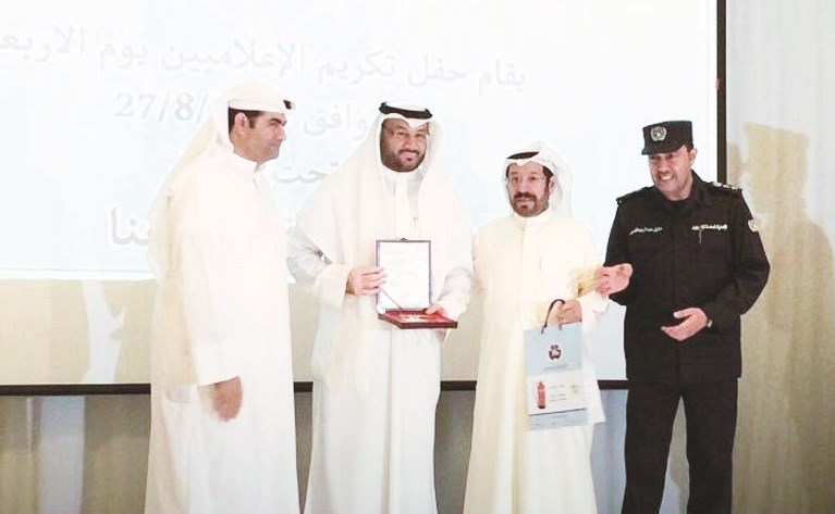 الزميل ناصر فرحان متسلما درعا تكريمية من الأنصاري (تصوير كرم ذياب)