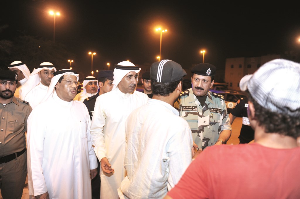 اللواء حمادة والعميد الدريعي يتفاوضان مع المتجمهرين