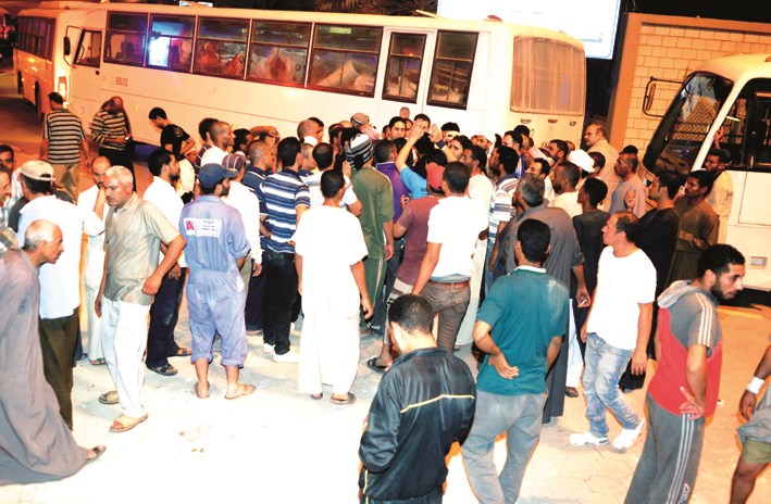 نقل العمال بالحافلات إلى السكن البديل