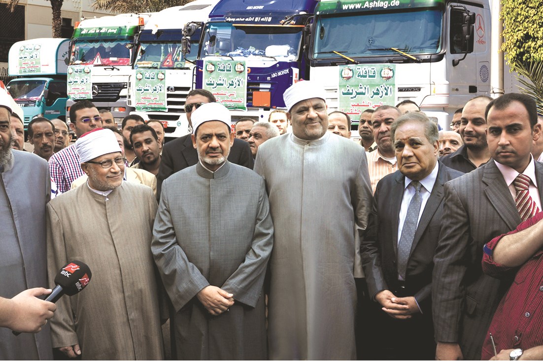 u0634u064au062e u0627u0644u0623u0632u0647u0631 u0645u0639 u0628u0639u0636 u0627u0644u0634u062eu0635u064au0627u062a u0627u0644u062fu064au0646u064au0629 u0641u064a u0648u062fu0627u0639 u0627u0644u0642u0627u0641u0644u0629 u0627u0644u0625u0646u0633u0627u0646u064au0629 u0625u0644u0649 u063au0632u0629 (u062eu0627u0635 - u00abu0627u0644u0631u0627u064au00bb)