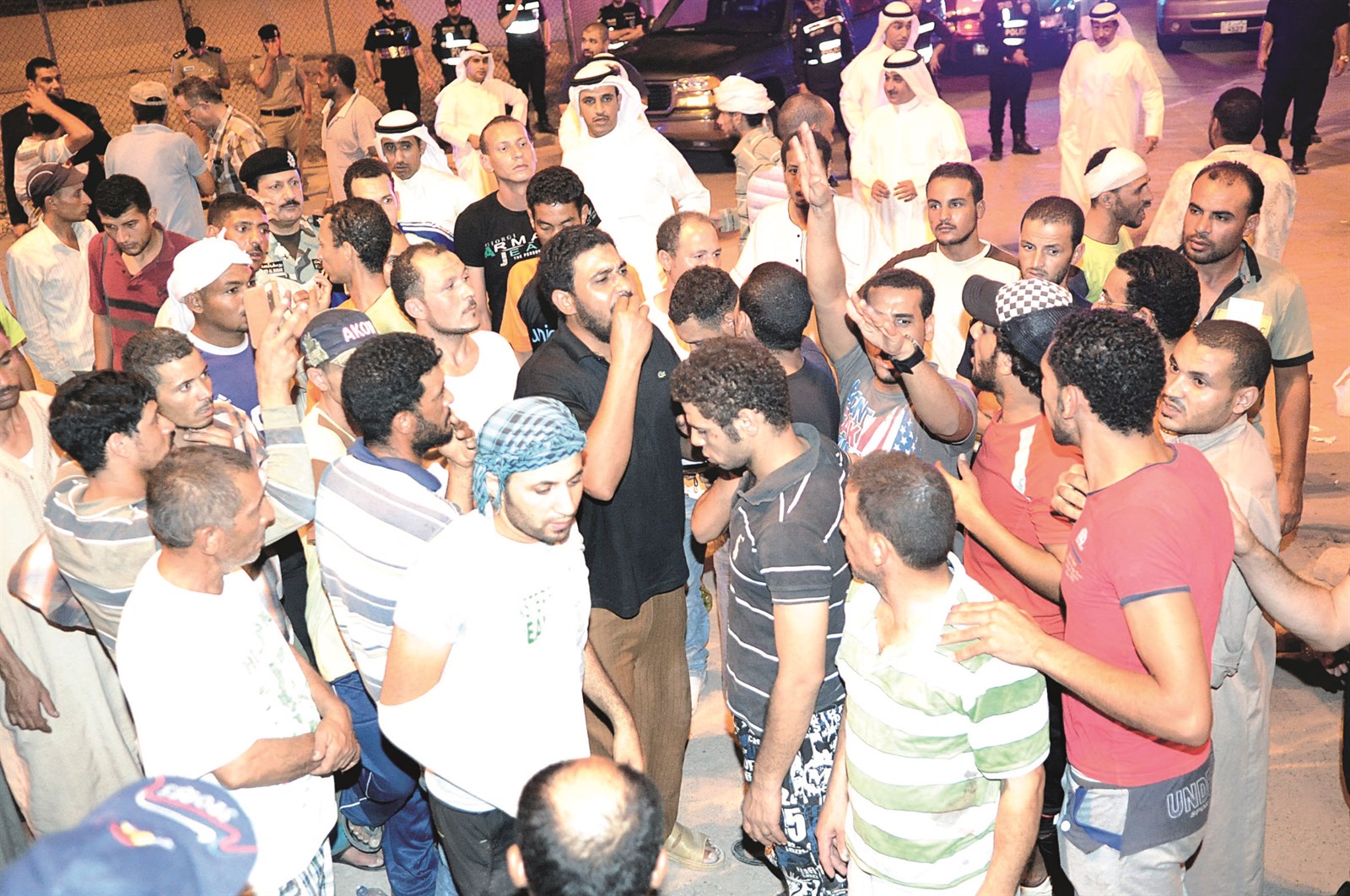 u0639u0645u0627u0644 u0645u0635u0631u064au0648u0646 u0644u062fu0649 u062au062cu0645u0647u0631u0647u0645 u0623u0648u0644 u0645u0646 u0623u0645u0633 u0623u0645u0627u0645 u0633u0641u0627u0631u0629 u0628u0644u0627u062fu0647u0645 u0637u0627u0644u0628u064au0646 u0646u0642u0644 u0633u0643u0646u0647u0645 u0625u0644u0649 u0645u0646u0637u0642u0629 u062cu062fu064au062fu0629 u0628u0639u062f u00abu0645u0639u0631u0643u0629 u0635u0641u0627u0629 u0627u0644u0625u0628u0644u00bb (u062au0635u0648u064au0631 u0637u0627u0631u0642 u0639u0632 u0627u0644u062fu064au0646)