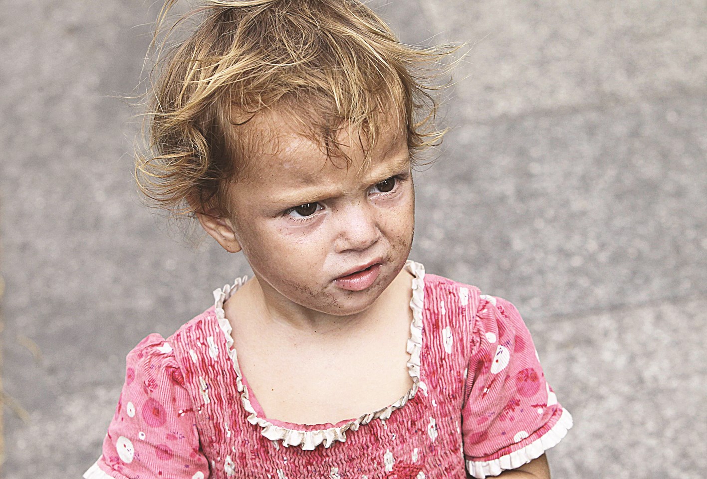 u0637u0641u0644u0629 u0633u0648u0631u064au0629 u062au0628u062du062b u0641u064a u0634u0648u0627u0631u0639 u0628u064au0631u0648u062a u0639u0646 u0642u0648u062au0647u0627 u0628u0639u062fu0645u0627 u0646u0632u062du062a u0639u0627u0626u0644u062au0647u0627 u0625u0644u0649 u0644u0628u0646u0627u0646 u0647u0631u0628u0627u064b u0645u0646 u0627u0644u062du0631u0628 u0627u0644u062fu0627u0626u0631u0629 u0641u064a u0633u0648u0631u064au0629  (u0627 u0641 u0628)