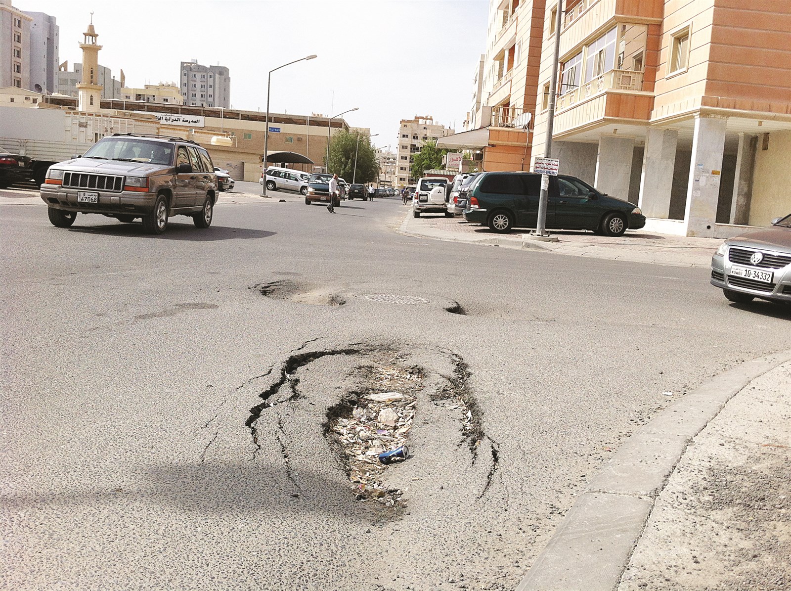 حفرة في منتصف أحد الطرق الحيوية