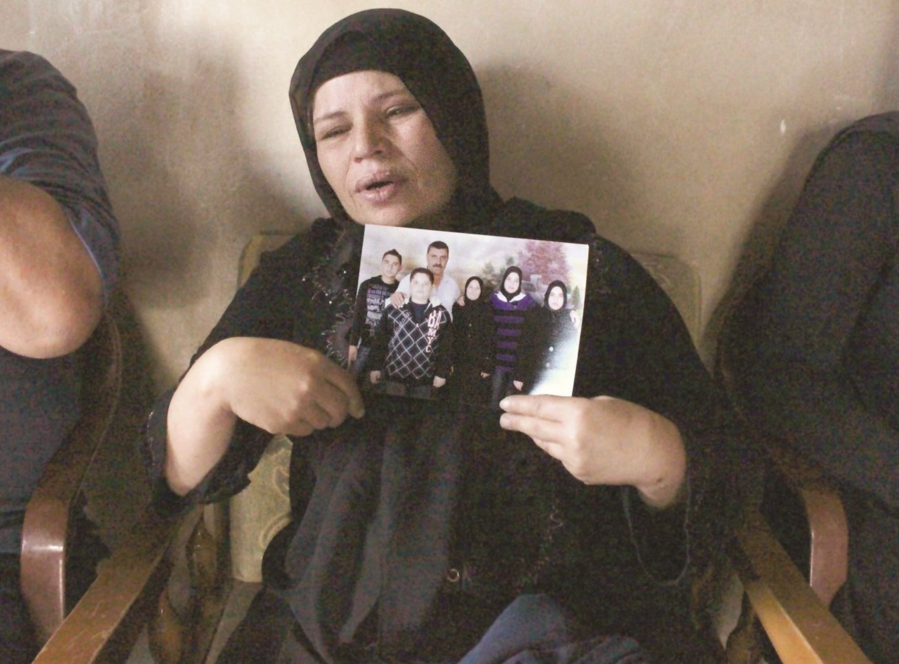 u0648u0627u0644u062fu0629 u0627u0644u062cu0646u062fu064a u0627u0644u0644u0628u0646u0627u0646u064a u0645u062du0645u062f u0639u0644u064a u0627u0644u0639u062cu064au0644 u0627u0644u0630u064a u0633u0642u0637 u0641u064a u0639u0631u0633u0627u0644 u062au0631u0641u0639 u0635u0648u0631u0629 u0639u0627u0626u0644u064au0629 u062au0636u0645u0647 u0645u0639 u0623u0633u0631u062au0647 u062eu0644u0627u0644 u0645u0623u062au0645u0647 u0641u064a u0639u0643u0627u0631  (u0631u0648u064au062au0631u0632)