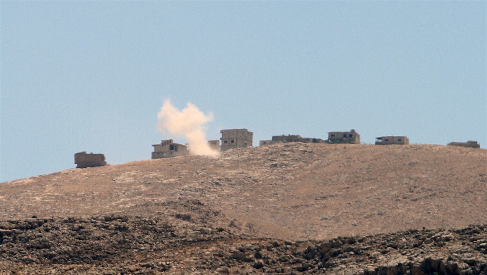 u062fu062eu0627u0646 u0627u0644u0642u0635u0641 u0627u0644u0645u062fu0641u0639u064a u0645u0646 u0642u0628u0644 u0627u0644u062cu064au0634 u0627u0644u0644u0628u0646u0627u0646u064a u0639u0644u0649 u0645u0648u0627u0642u0639 u0627u0644u0645u0633u0644u062du064au0646 u0641u064a u062cu0631u0648u062f u0639u0631u0633u0627u0644 u0623u0645u0633 ... u0648u0641u064a u0627u0644u0627u0637u0627u0631 u0635u0648u0631u0629 u0646u0634u0631u062au0647u0627 u00abu062cu0628u0647u0629 u0627u0644u0646u0635u0631u0629u00bb u0648u0642u0627u0644u062a u0627u0646u0647u0627 u0644u062bu0645u0627u0646u064au0629 u062cu0646u0648u062f u0644u0628u0646u0627u0646u064au064au0646 u0623u0633u0631u062au0647u0645 u0641u064a u0625u0637u0627u0631 u0645u0639u0627u0631u0643 u0639u0631u0633u0627u0644 (u0623 u0641 u0628)