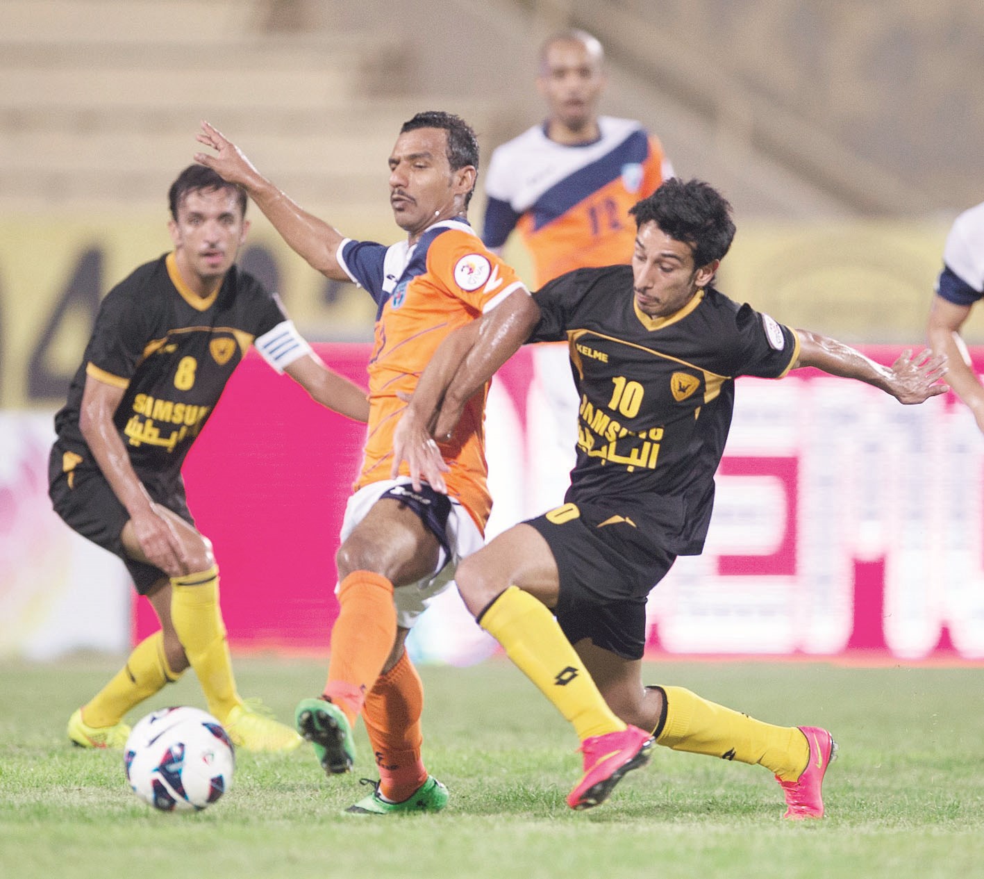 لاعب كاظمة ناصر الوهيب يحاول المرور من سيف الحشان وصالح الشيخ (الأزرق دوت كوم)