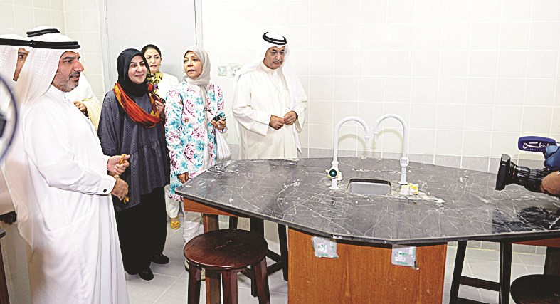 تفقد أحد المختبرات