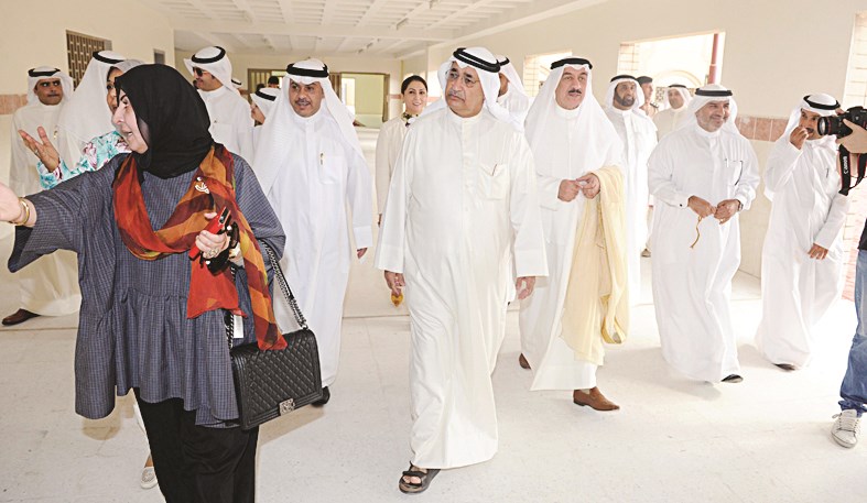 الوزير وقيادات الوزارة يتفقدون مرافق المدرسة