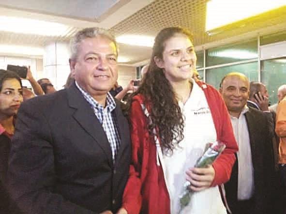 وزير الشباب والرياضة يستقبل إحدى اللاعبات