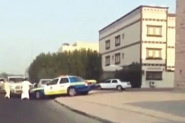 ولحظة تطويقه من قبل أصدقاء المستهتر