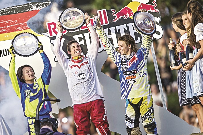 الابطال على منصة التتويج