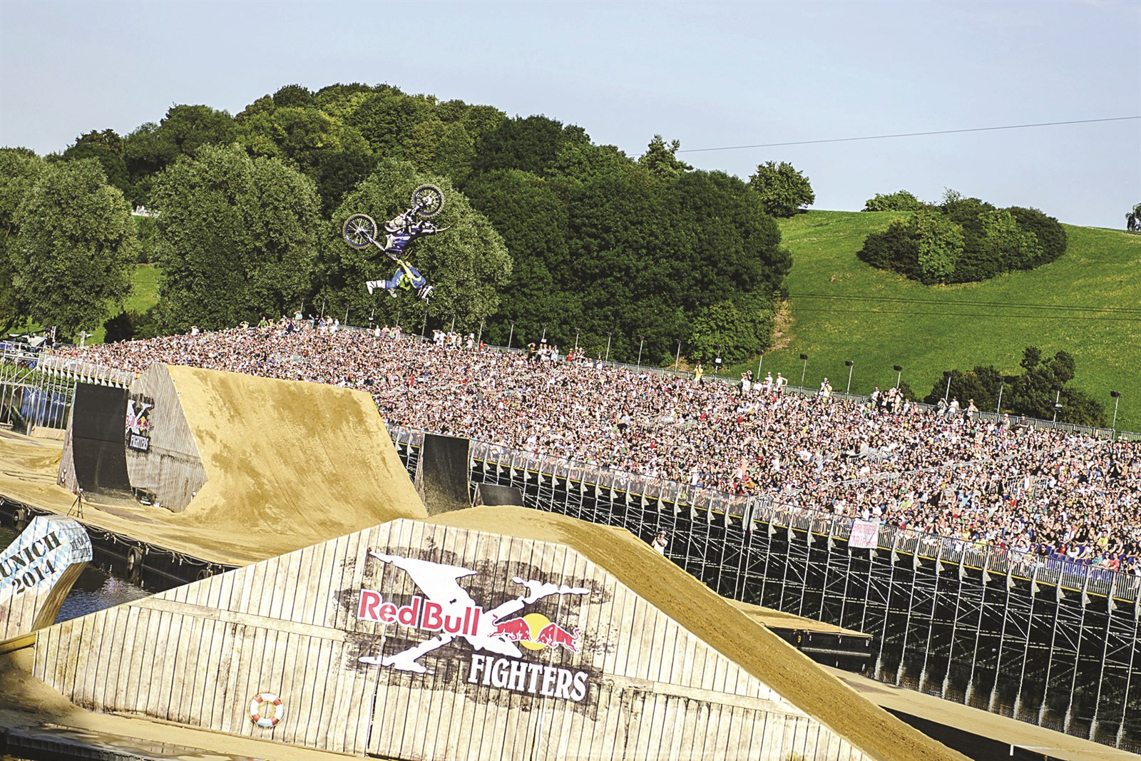 عرض يشبه الرقص في الهواء