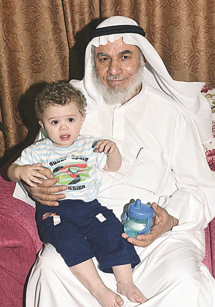 مع أصغر أحفاده