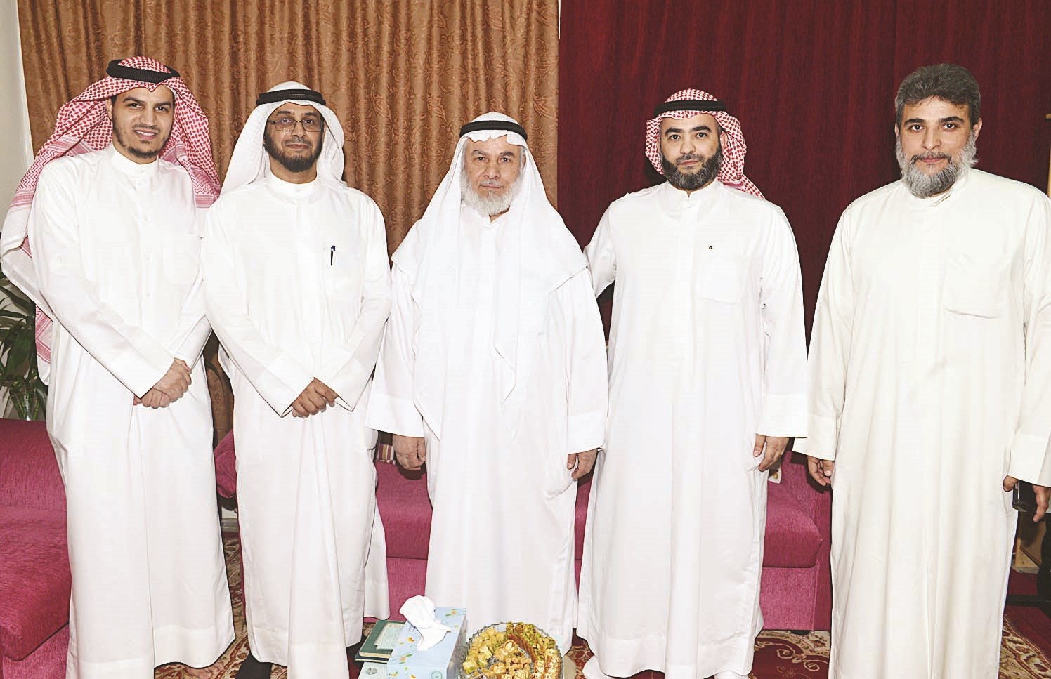 متوسطاً الأبناء والزميل سعود الديحاني