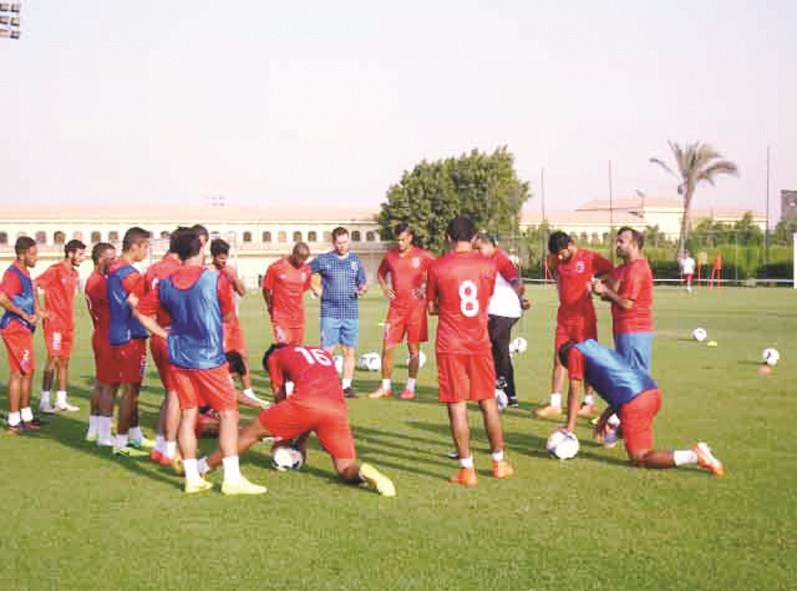 اللاعبون يستمعون إلى تعليمات المدرب عبدالعزيز حماده (الراي - «خاص»)