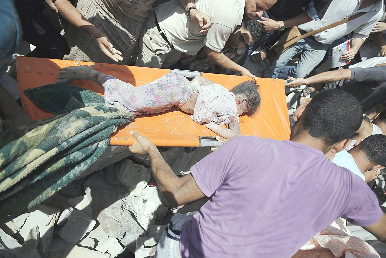 u0641u0644u0633u0637u064au0646u064au0648u0646 u064au0646u062au0634u0644u0648u0646 u062cu062bu0629 u0637u0641u0644u0629 u0645u0646 u062au062du062a u0623u0646u0642u0627u0636 u0645u0628u0646u0649 u0627u0646u0647u0627u0631 u0628u0641u0639u0644 u063au0627u0631u0629 u0625u0633u0631u0627u0626u064au0644u064au0629 u0639u0644u0649 u063au0632u0629 u0623u0645u0633 (u0631u0648u064au062au0631u0632)