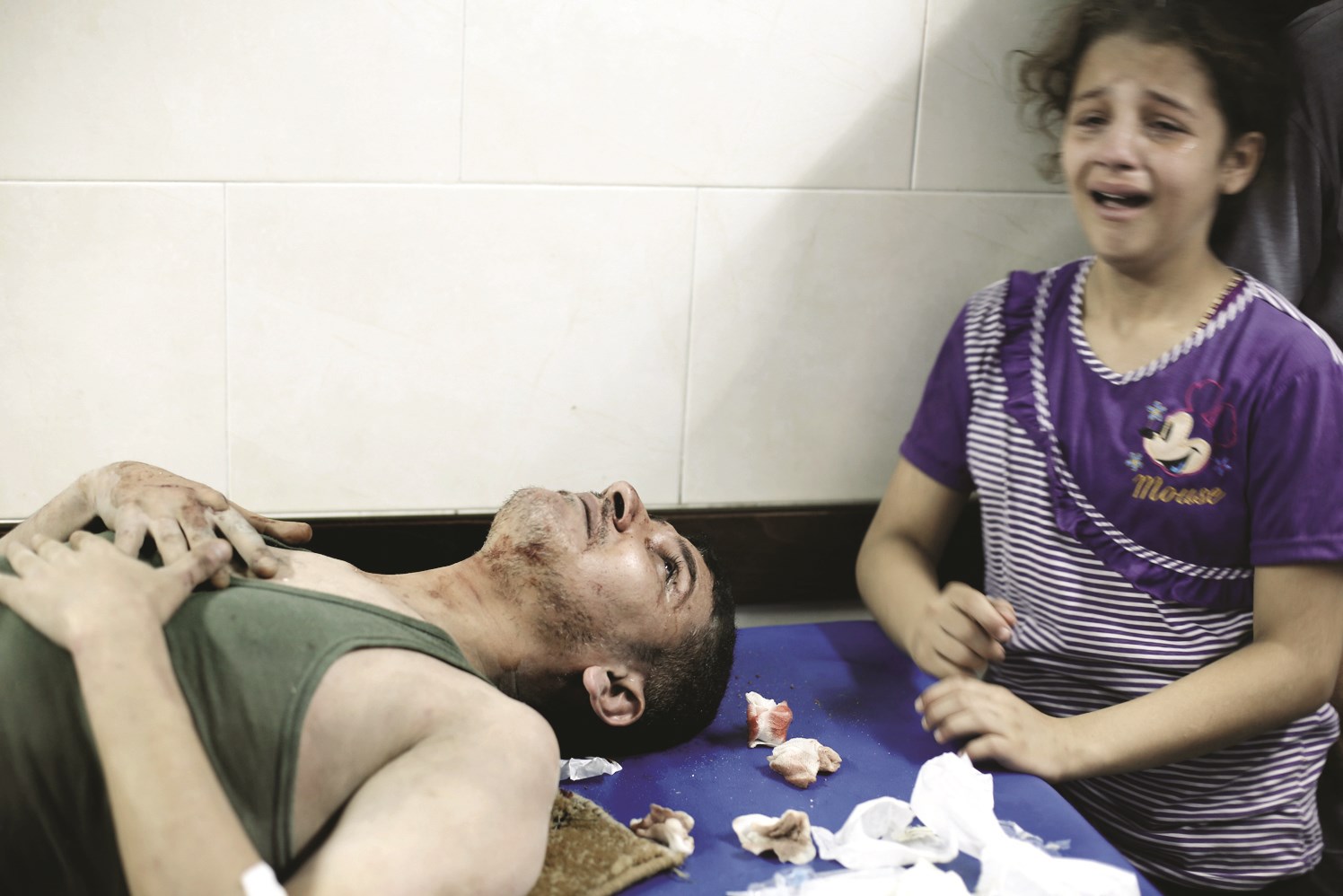 u0637u0641u0644u0629 u0641u0644u0633u0637u064au0646u064au0629 u062au0628u0643u064a u0648u0627u0644u062fu0647u0627 u0627u0644u0630u064a u0623u0635u064au0628 u0628u0646u064au0631u0627u0646 u063au0627u0631u0629 u062cu0648u064au0629 u0627u0633u062au0647u062fu0641u062a u0645u062eu064au0645 u0627u0644u0634u0627u0637u0626 u0641u064a u063au0632u0629 u0623u0645u0633 (u0627 u0641 u0628)