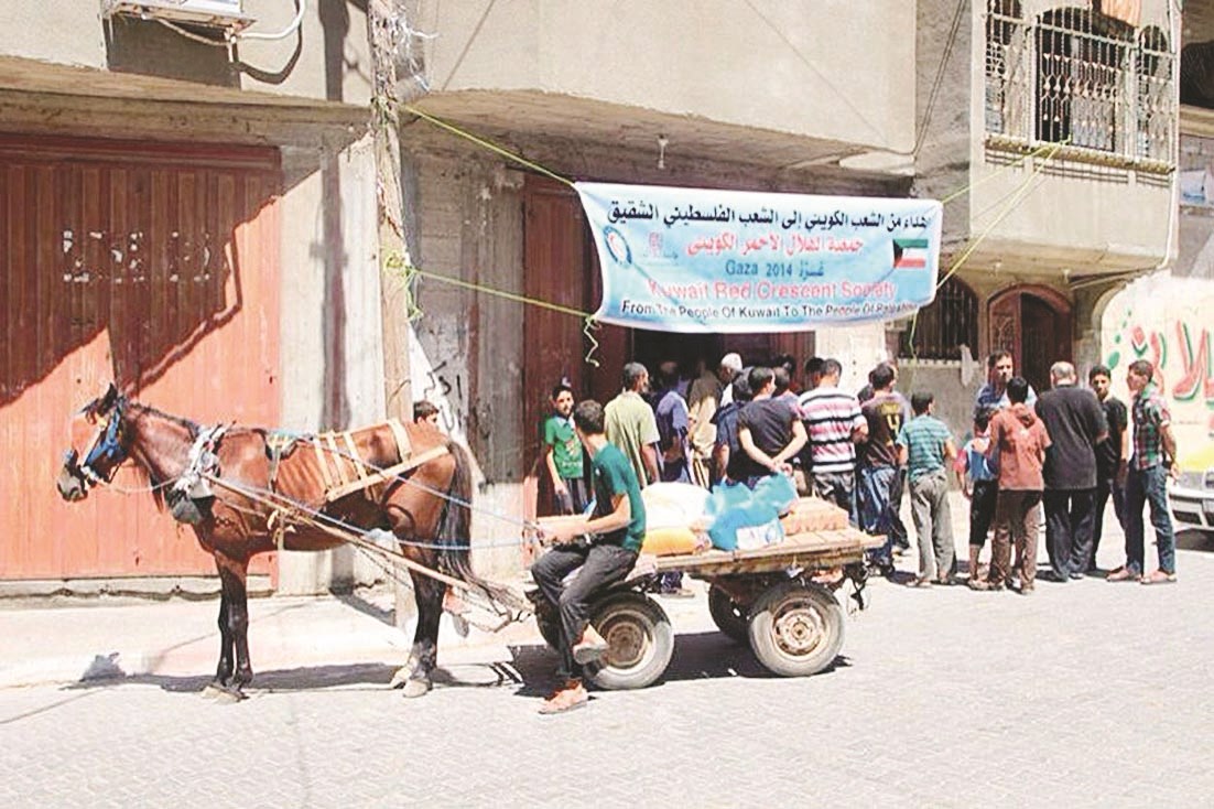 مواطنون فلسطينيون يستلمون مساعدات كويتية