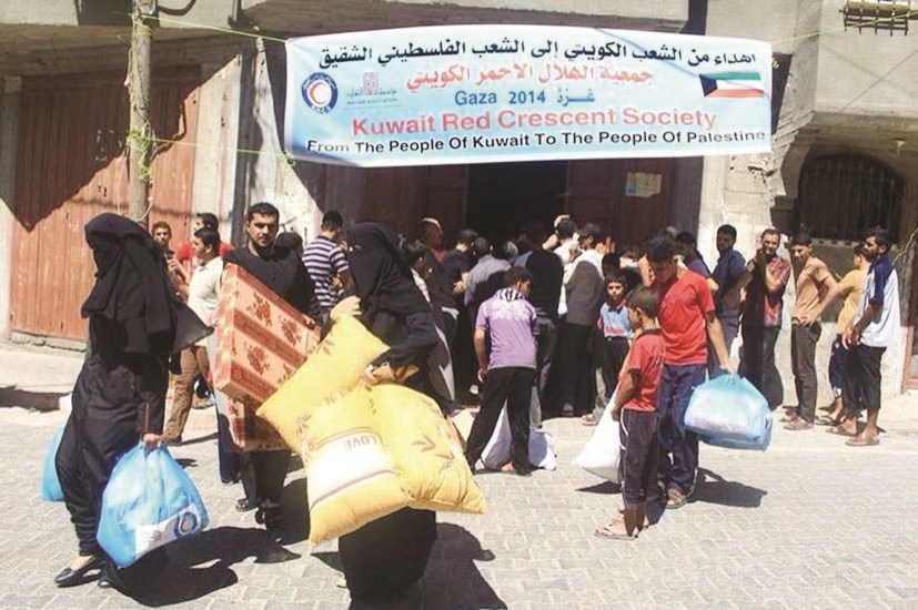 عدد من أهالي غزة بعد حصولهم على بعض المساعدات الإنسانية