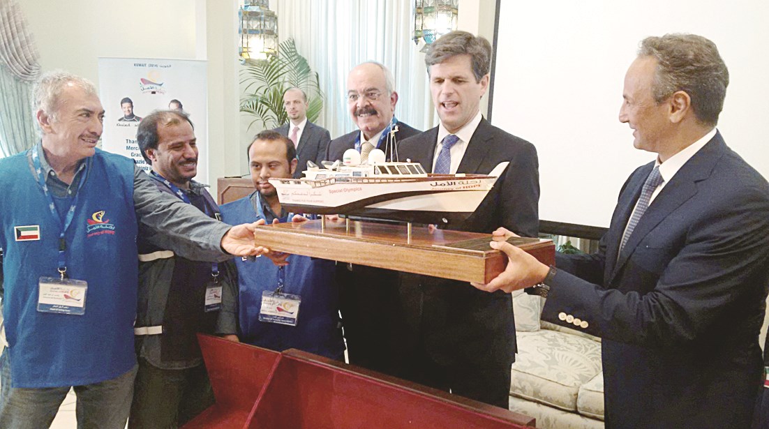 الفريق يقدم هدية الى شرايفر