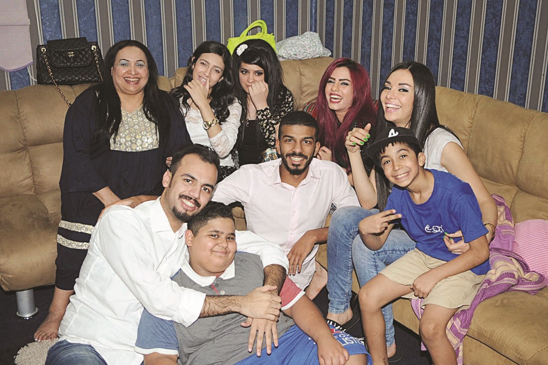 عدد من نجوم المسرحية في «الكواليس»  (تصوير كرم ذياب)