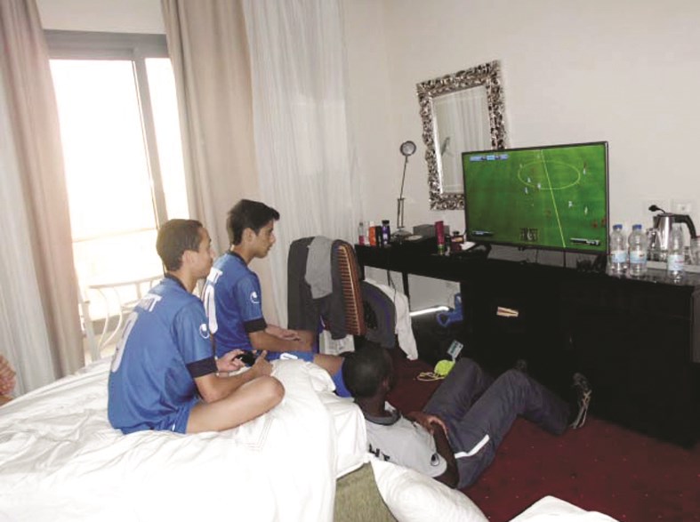 مجموعة من اللاعبين يتنافسون في «البلاي ستيشن»