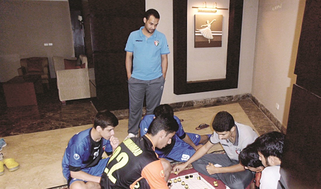 ... وآخرون يلعبون الدامة