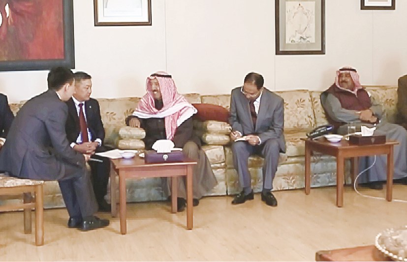 سموه مجتمعاً مع الوفد المنغولي بحضور مشعل الاحمد