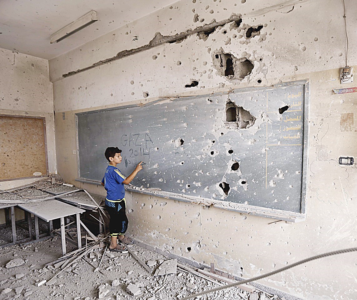 u0637u0641u0644 u0641u0644u0633u0637u064au0646u064a u0639u0627u062f u0627u0644u0649 u0645u062fu0631u0633u062au0647 u0641u064a u0627u0644u0634u062cu0627u0639u064au0629 u0627u0645u0633 u0648u062fu0648u0646 u0639u0644u0649 u0633u0628u0648u0631u0629 u0635u0641u0647 u0627u0644u0645u062fu0645u0631: u00abu063au0632u0629 2014u00bb (u0627 u0641 u0628)