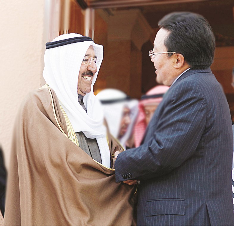 الرئيس المنغولي مستقبلاً سمو الأمير