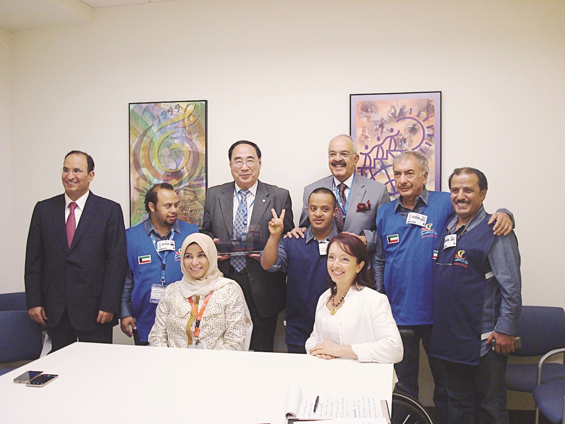 طاقم الرحلة والمسؤول الأممي