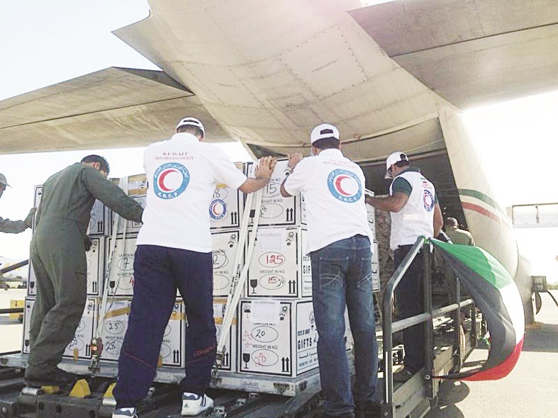 تحميل شحنة مساعدات