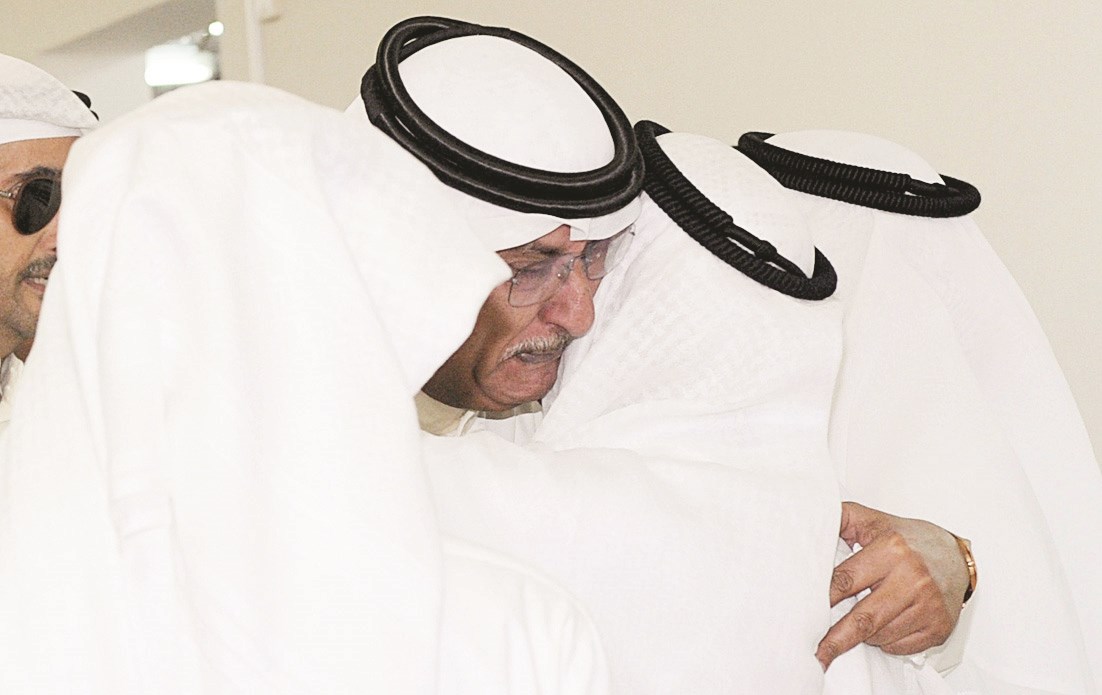 عصام البحر نجل الراحل متقبلاً التعازي