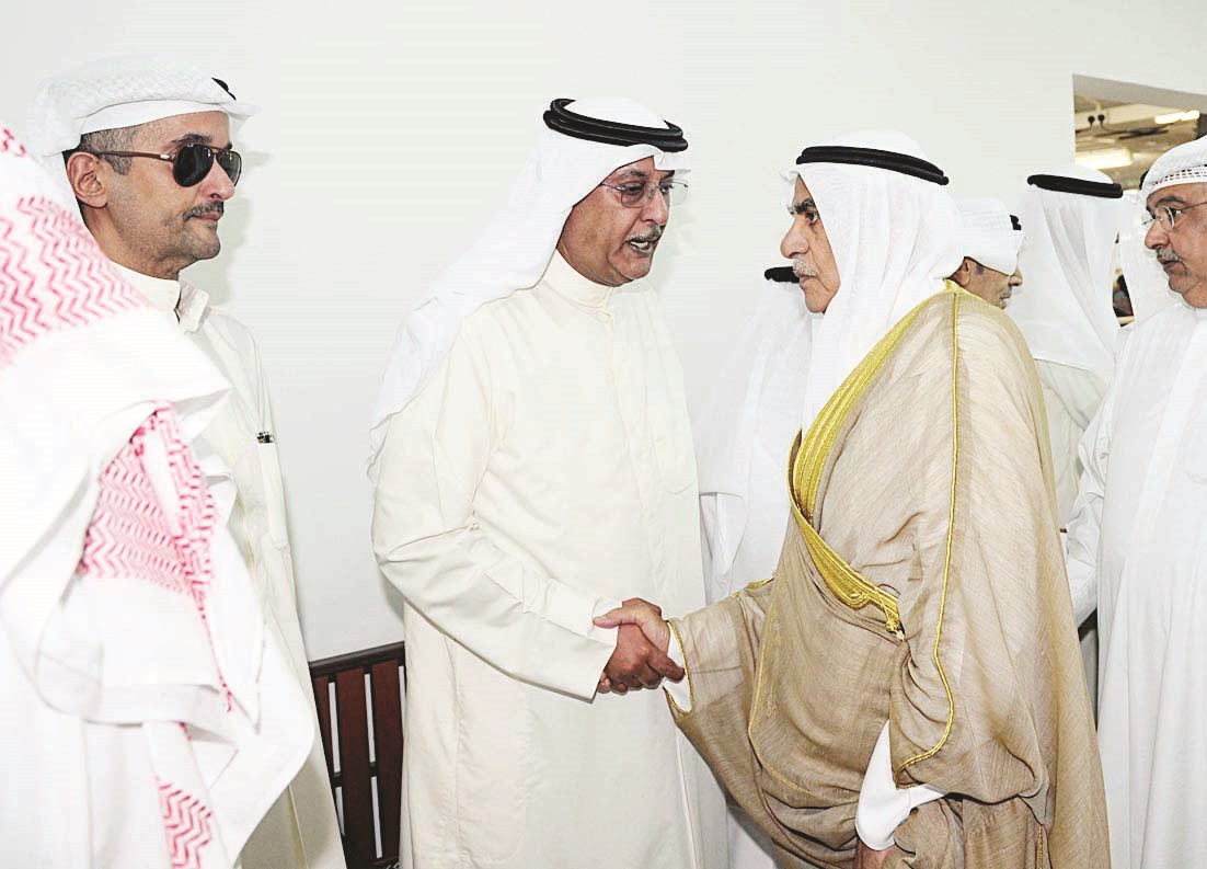 رئيس مجلس الأمة الأسبق أحمد السعدون معزياً نجلي الفقيد عصام وعماد البحر