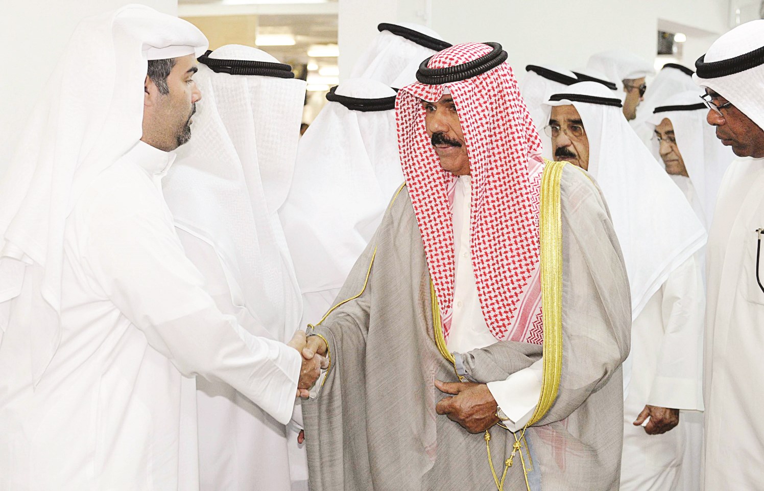 سمو نائب الأمير الشيخ نوّاف الأحمد الصباح متقدماً المعزّين