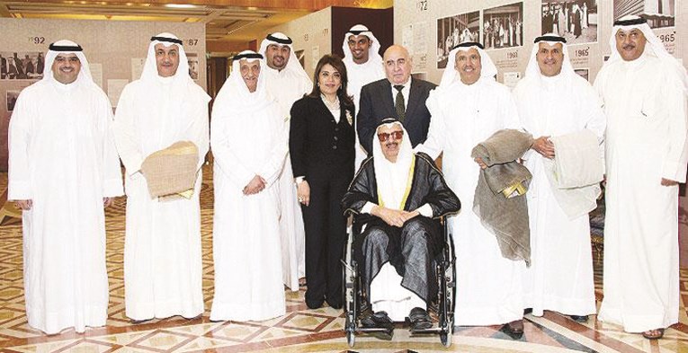 ... ومحاطاً بعدد من أبنائه وأحفاده وإدارة البنك الوطني