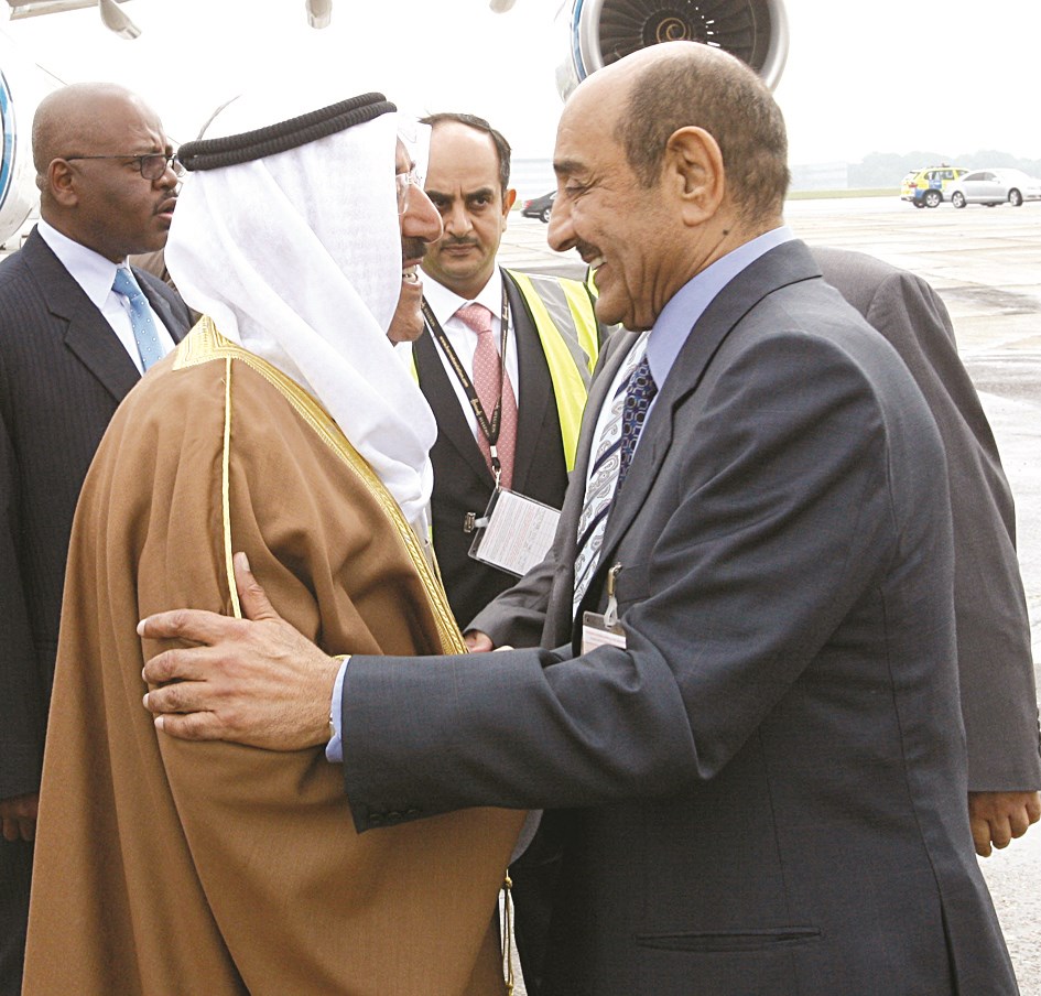 سموه مصافحاً رئيس مجلس الأمة السابق جاسم الخرافي