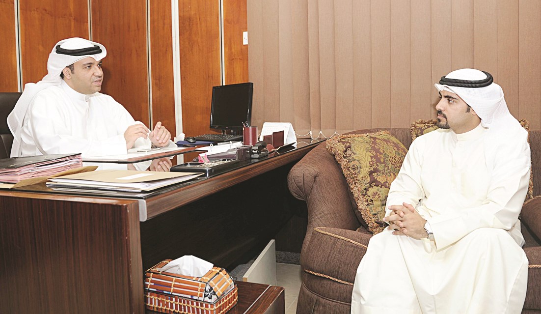 الخضر متحدثا للزميل محمد نزال