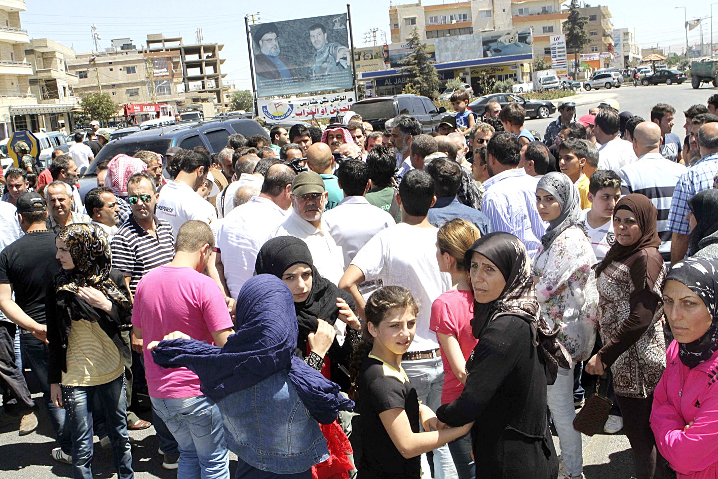 u0639u0627u0626u0644u0627u062a u062cu0646u0648u062f u0644u0628u0646u0627u0646u064au064au0646 u062eu0637u0641u0647u0645 u0645u0633u0644u062du0648u0646 u0641u064a u0639u0631u0633u0627u0644 u064au063au0644u0642u0648u0646 u0627u0644u0637u0631u064au0642 u0641u064a u0628u0639u0644u0628u0643 u0644u0644u0645u0637u0627u0644u0628u0629 u0628u0627u0637u0644u0627u0642u0647u0645 (u0631u0648u064au062au0631u0632)