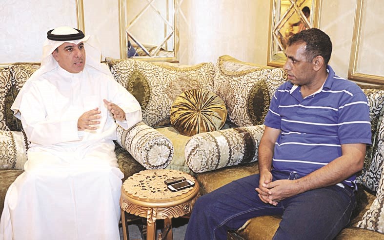 الهاجري متحدثاً إلى الزميل عمر العلاس