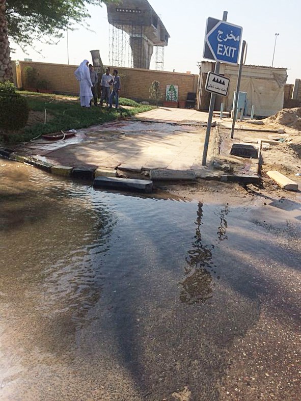 مخرج ممتلئ بمياه الصرف